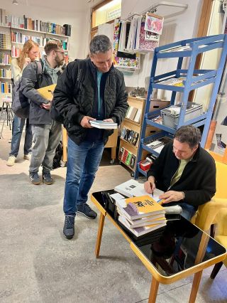 Diky moc za dneska v @knihkupectvi.artmap a zitra se těšíme na @mestskaknihovnavpraze v 18.00 h #guydelisle...